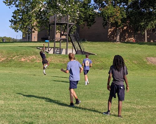  Disc Sports athletes practice on field.